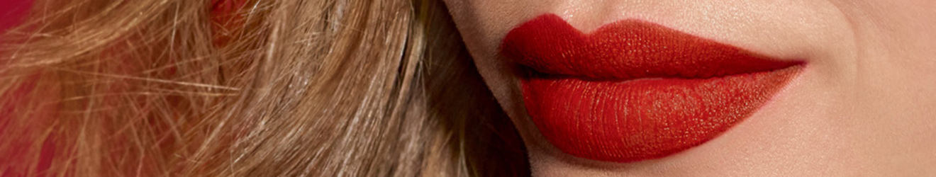 美宝莲唇部彩妆产品插图横幅图片 - 金发女人的红唇特写